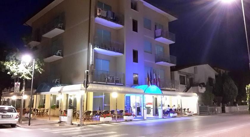 Hotel Fornaro Caorle Exterior photo
